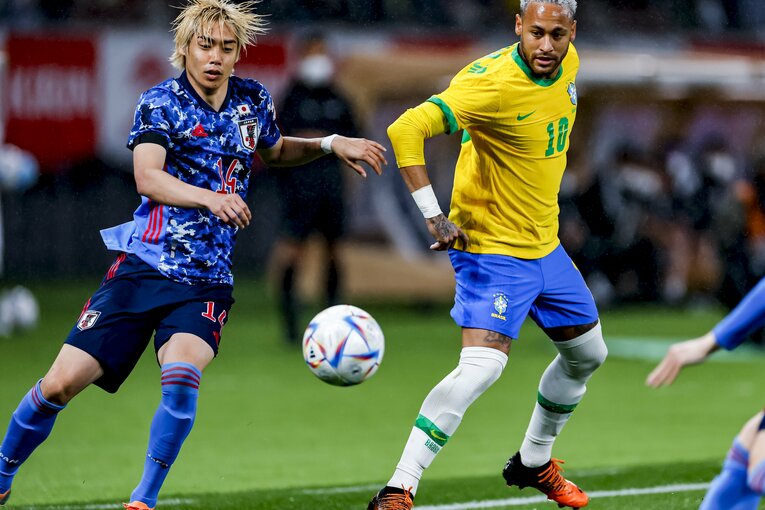 ネイマールと伊東純也　©Kiichi Matsumoto/JMPA