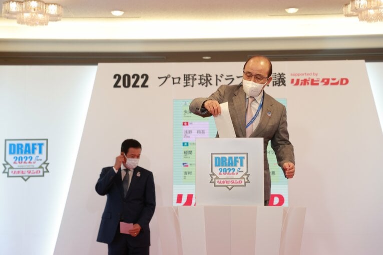 2022年ドラフト会議／高松商・浅野翔吾の抽選に臨む阪神・岡田彰布監督　©︎JMPA