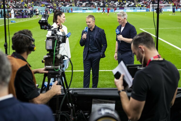 試合前のシュバインシュタイガー（マイクを持った一番右）とフリック（中央）　©Getty Images