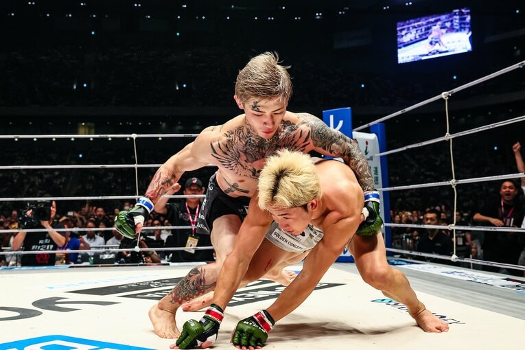 ぐらついた朝倉に追撃を仕掛ける平本　©RIZIN FF Susumu Nagao