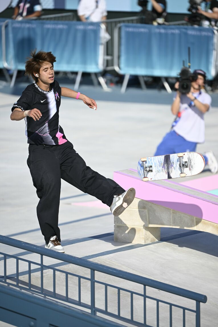 5本目直後、興奮してスケボーを蹴る　©Asami Enomoto／JMPA