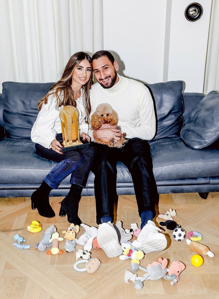 フィアンセとの写真が世に出るたび身長差が話題になるが、このカットではそれを感じさせない。ちなみに犬の名前は「ココ」　photograph by L’Équipe