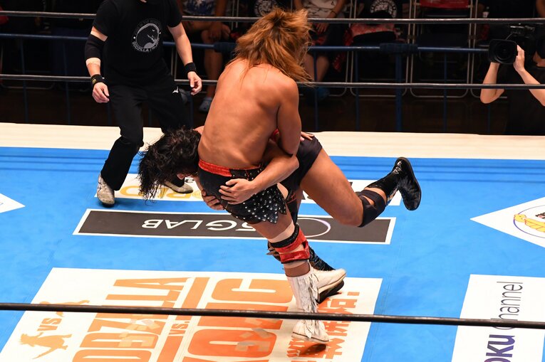 辻陽太のスピアー・タックルが内藤哲也に炸裂　©Masashi Hara