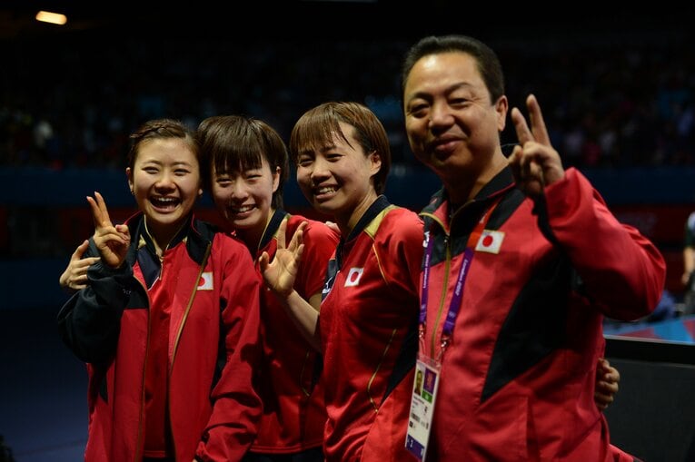 日本卓球界史上初となったメダルは、ロンドン五輪で卓球女子団体（左から福原愛、石川佳純、平野早矢香、村上恭和コーチ）が獲得した銀メダル　©JMPA