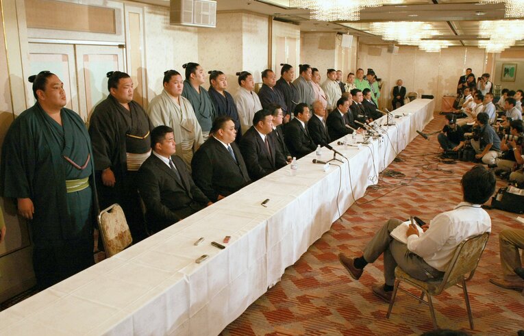 野球賭博問題で謝罪する当時の力士と親方たち　©JIJI PRESS