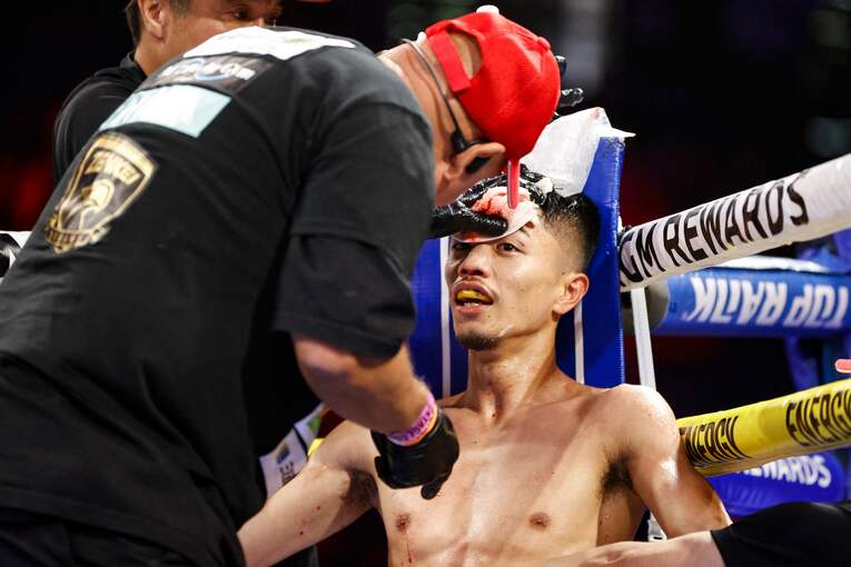 中谷vsモロニ―　©JIJI PRESS