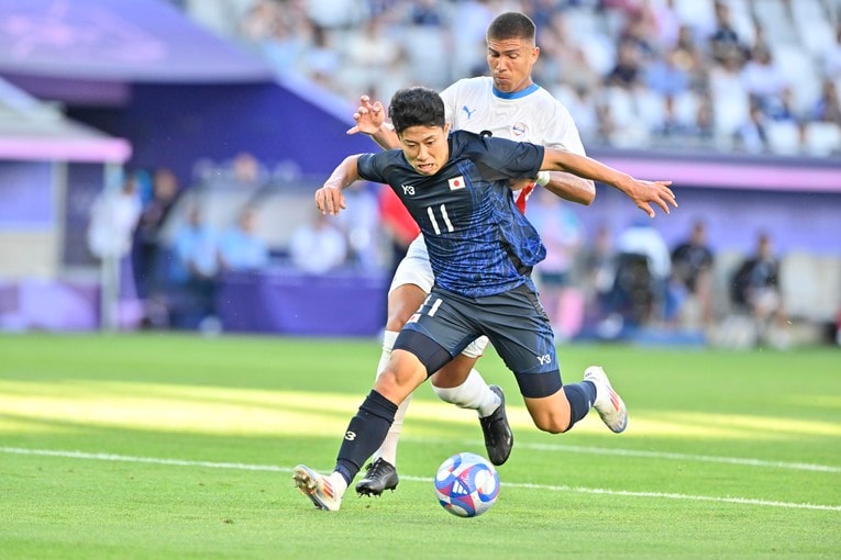 前線で体を張る細谷真大　©Takuya Nakachi/JMPA