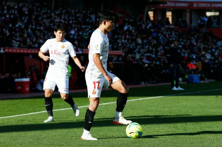 久保建英vsバルサがW杯イヤーのリーガ初戦… 年末の試合で見た「タケの身体の進化」と新星たちの奮起〈撮影者の視点〉(50)