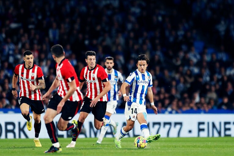 「“クボの疑惑PK”を写真で見ると」「日本代表ユニの少年も」ダービー熱狂のゴラッソ…映像で伝わりきらない“MVP久保建英”の英雄ぶり(29)