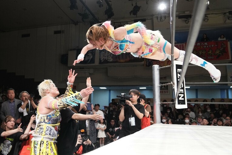 高橋奈七永にトペを放つ岩谷麻優。5月4日、後楽園ホール　©Masashi Hara