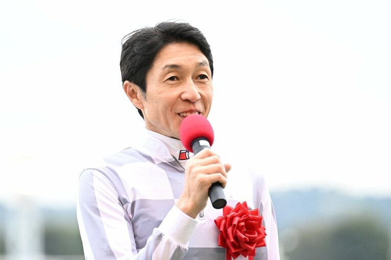 勝利ジョッキーインタビューでの武豊　©Keiji Ishikawa