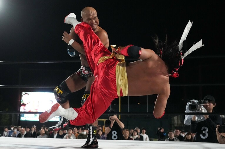 田中将斗にキックを放つハヤブサ　©Essei Hara