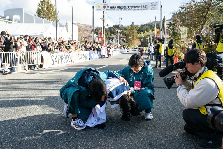 【黒田朝日レア写真】5区を走り終えた仲間を…（3年時。写真は続きます）　©Nanae Suzuki