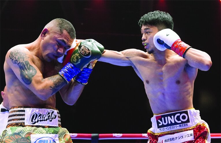 ガードの横から右をねじ込む中谷潤人　©Naoki Fukuda