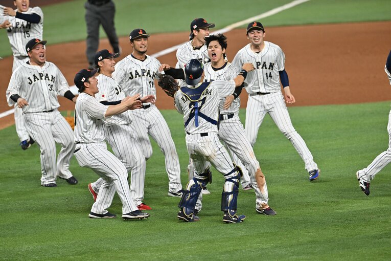甲斐も含めた3人の輪ができる　©Naoya Sanuki