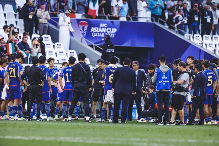 試合後、ピッチで行われたミーティング　©︎Kiichi Matsumoto