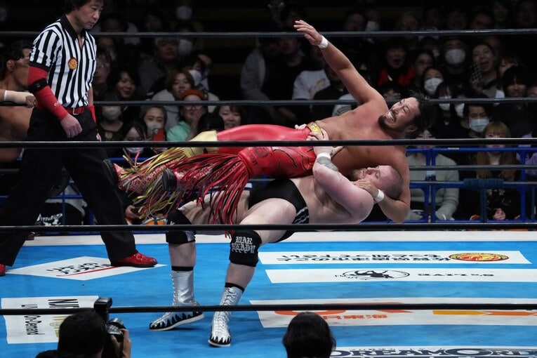 辻陽太をバックドロップで投げるゲイブ・キッド　©Essei Hara