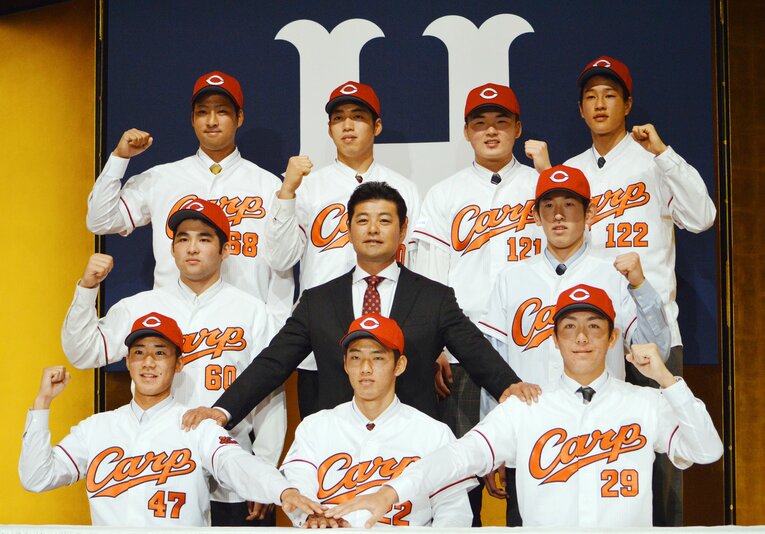 岡林の兄・飛翔は2017年ドラフトで育成１位として広島に入団（後列左から２人目）。プロで２年間を過ごした　©︎JIJI PRESS