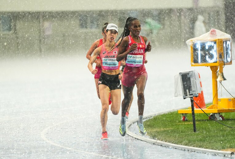 見たことのないレベルの豪雨に…足元はまるで川　©Satoshi Wada