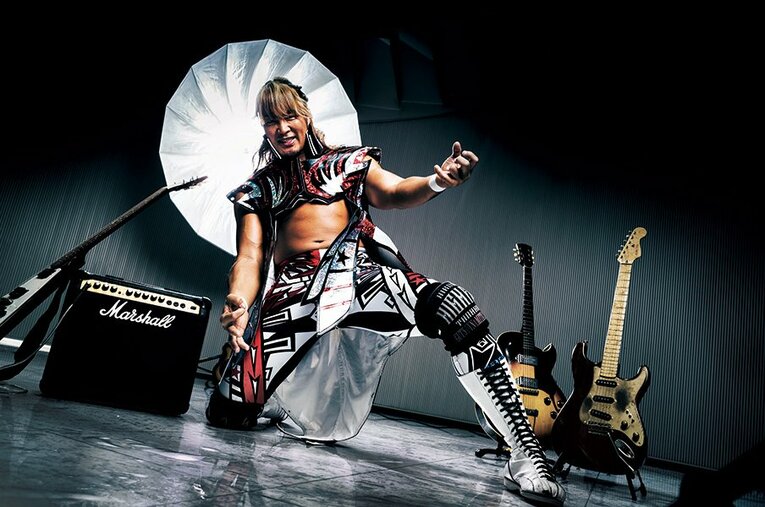 プロレス総選挙2017 棚橋弘至、ギターはカメラマン私物（NumberPLUS 2017.08） ／ photograph by Tadashi Shirasawa