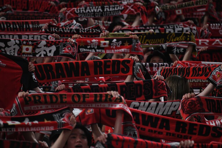 タオルマフラーを掲げる浦和レッズサポーター