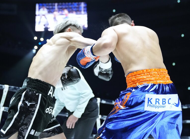 井上の右がドネアのテンプルを打ち抜いた決定的瞬間（4枚目／全4枚）　©Naoki Fukuda