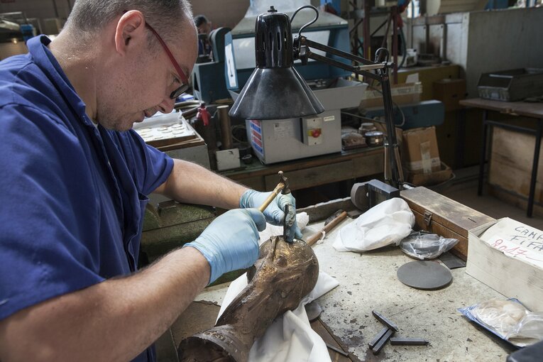 W杯トロフィー「門外不出の製造過程」を特別に撮った…4代目女性社長いわく「情熱が工房の隅々にまで息づいています」(9)