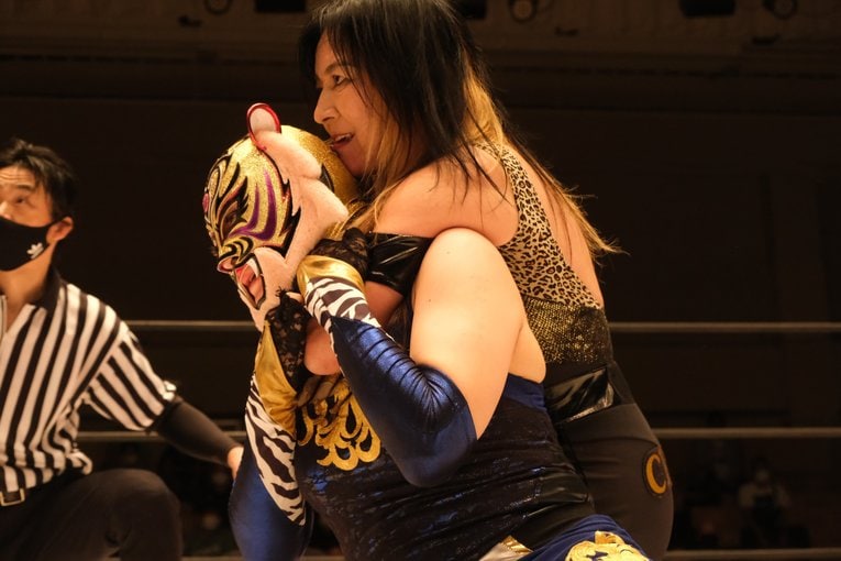 タイガー・クイーンと師匠でもあるジャガー横田の直接対決　©Norihiro Hashimoto