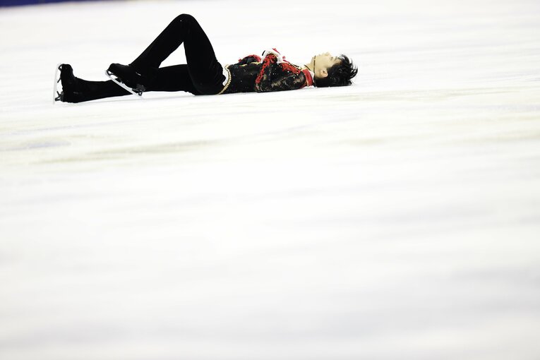 衝突し、リンクに倒れ込む羽生　©Tsutomu Takasu