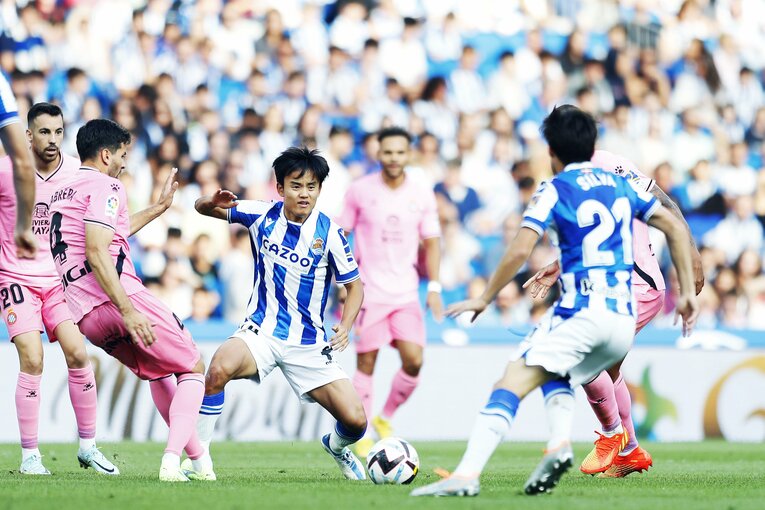 「KUBOコール」や「武房、シャツくれませんか」日本語メッセージの少年、猛プレスに感謝のハグ…“久保建英リーガ100戦目の進化”を撮った(11)