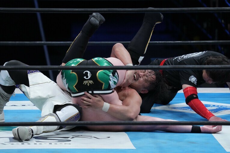 カラム・ニューマンをフォールする後藤洋央紀　©Essei Hara