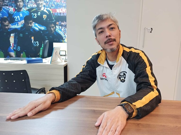 『オールドルーキー』顔負けのドラマ性… “ブラジルで運営クラブが2年連続昇格”三都主アレサンドロの引退後がスゴい〈両親・妻に直撃〉(72)