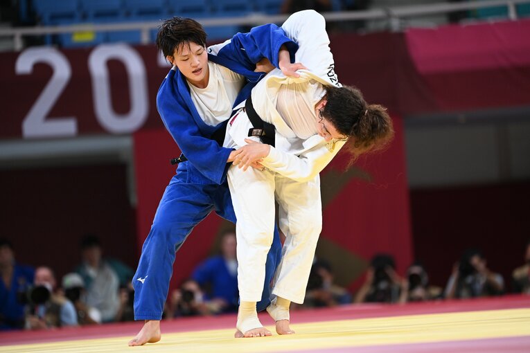 「終わったな」「何やってるんだろう」 “27歳初出場で金メダル”新井千鶴の「積み上げてきたものが違う」柔道人生(16)