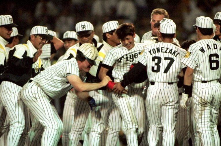 1994年の阪神タイガース。サヨナラ満塁本塁打を放った新庄剛志がチームメートの祝福を受ける ／ photograph by SANKEI SHIMBUN
