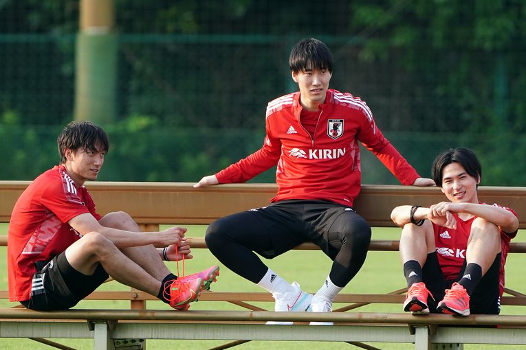 左から室屋成、鎌田大地、南野拓実　(C)Getty Images
