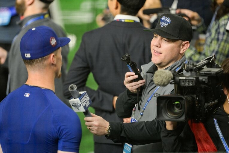 東京ドームで取材をする「ドジャース・ネーション」のダグ・マケイン記者（右）　©Nanae Suzuki