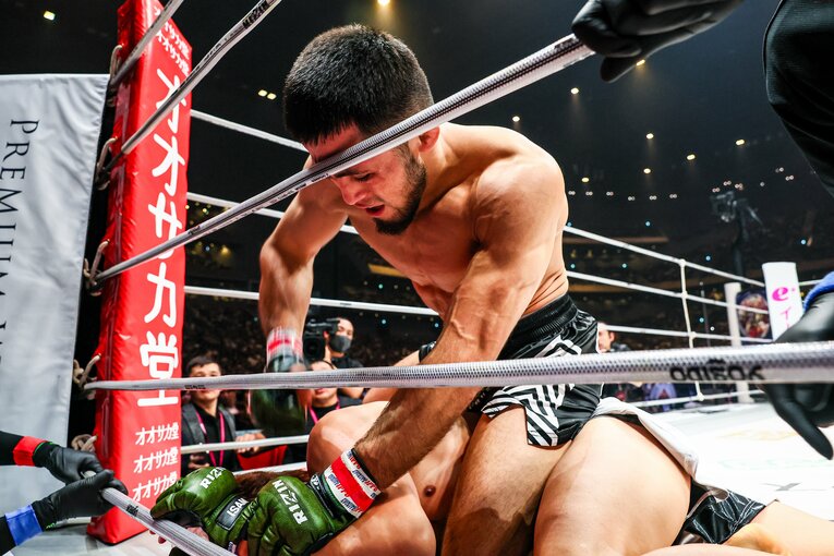 テンプルを狙いすまして放ったストレート軌道のパウンド（2枚目／全3枚） ©RIZIN FF Susumu Nagao