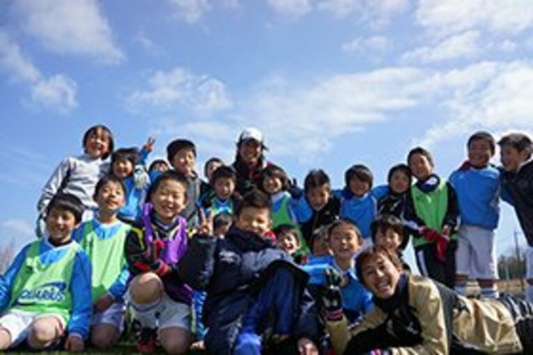 ソルティーロ ファミリア サッカースクール
本田圭佑がプロデュースするサッカースクール。昨年5月にスタートし、現在は大阪地区に5校、神戸地区に2校で活動。6月より清瀬校、新大阪校を開校する。理念は「夢は人を大きくする。夢は人を強くする」。