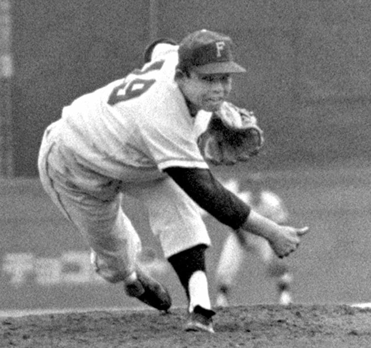 【連続写真】尾崎行雄の豪快なフォーム。「史上最速投手」ともいわれる　©Sankei Shimbun