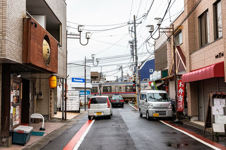 幕張駅の駅前広場から真っ直ぐ南に延びる通り。京成線が見える