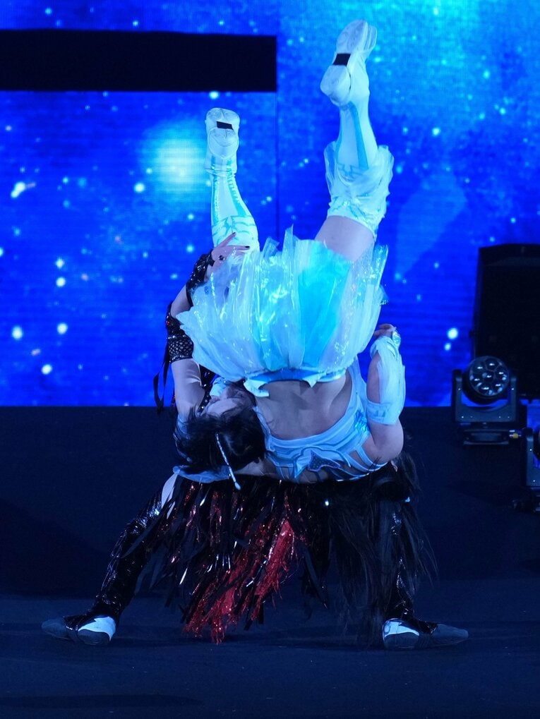 玖麗さやかを花道に投げる上谷沙弥　©Essei Hara