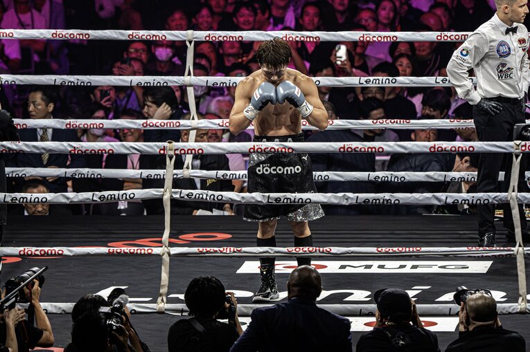 拳を合わせてリングで一礼する井上尚弥　©Takuya Sugiyama