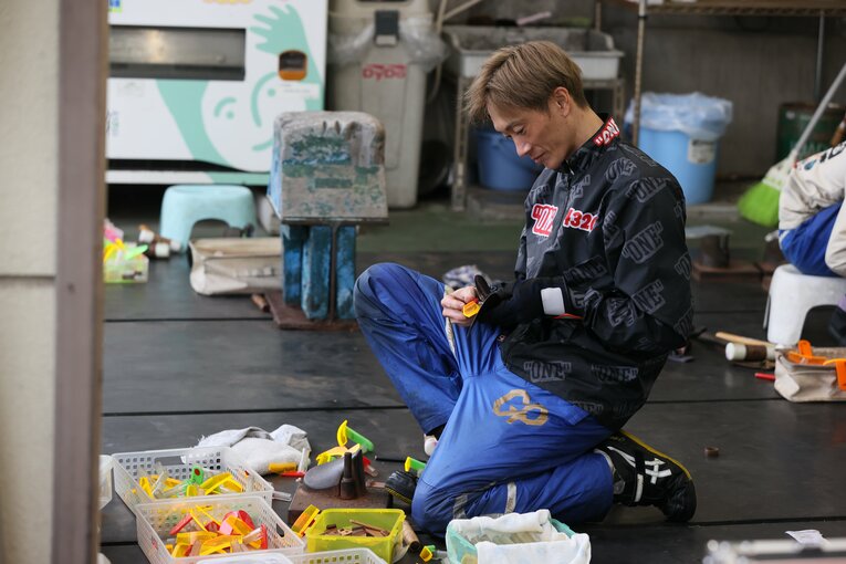 ペラを調整する峰　©日本モーターボート競走会