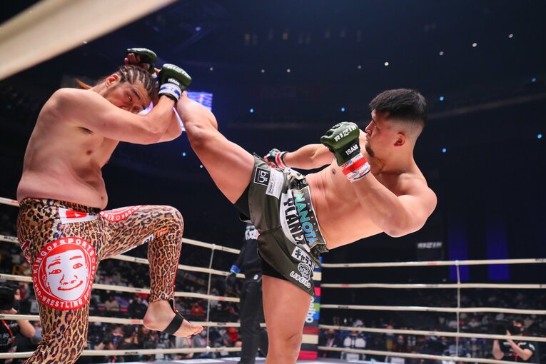 白目になりながらもHIROYAのハイキックをガード　©RIZIN FF