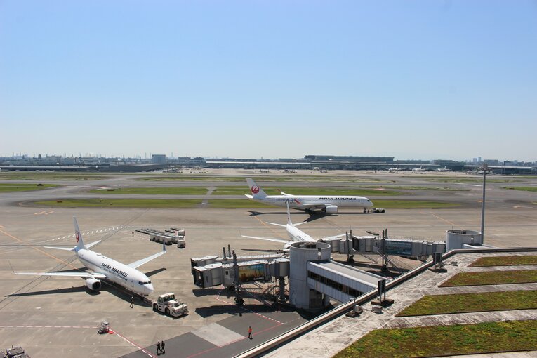 羽田空港第1ターミナルから見る滑走路　©Number Web