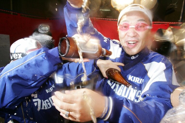 53年ぶりの日本シリーズ制覇。ビールかけにゴーグルをつけて参加した落合博満　©BUNGEISHUNJU