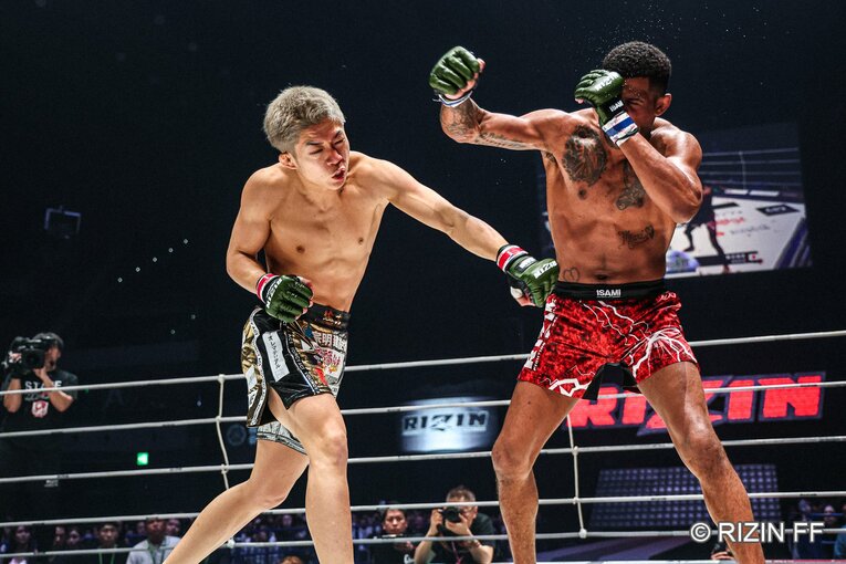 秋元強真vs.パッチー・ミックス　©RIZIN FF