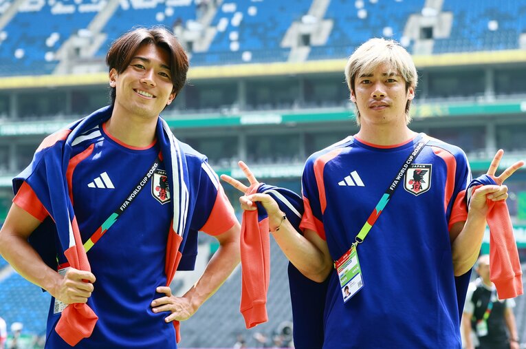 “7学年差”だが仲が良い伊東純也（33歳）と中村敬斗（25歳） ／ photograph by JFA/AFLO