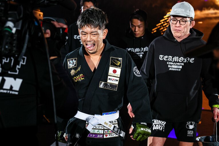 入場する皇治。隣にはセコンドを務める青木真也　©RIZIN FF Susumu Nagao