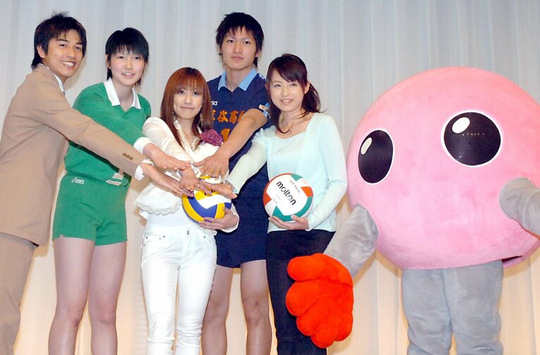 2006年春高バレーのイメージソング発表会見に出席する狩野舞子、八子大輔ら　 ©︎Sankei Shimbun